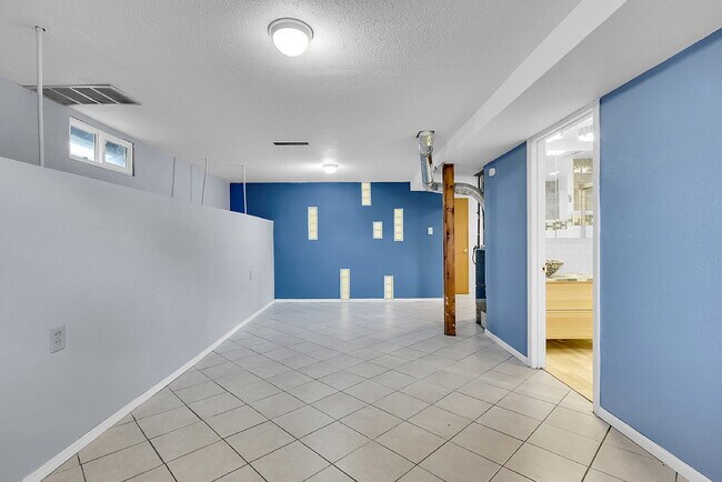 Building Photo - $1,900.00, 3-bed, 2 bath, located in Color...