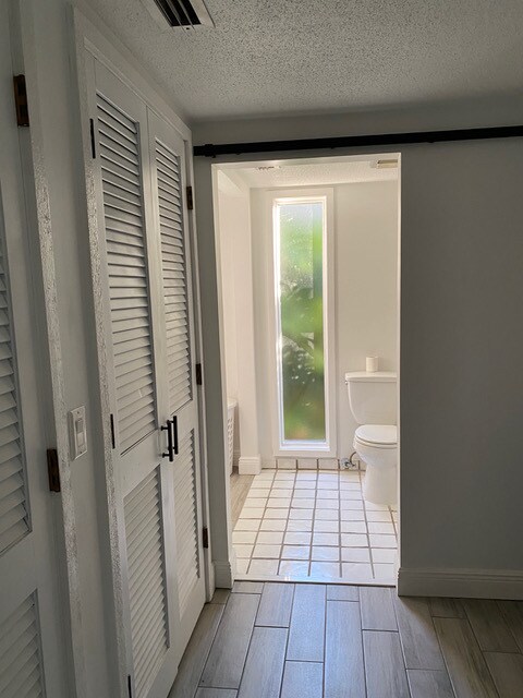 Beautiful bathroom with tub - 830 Pinewood Ct