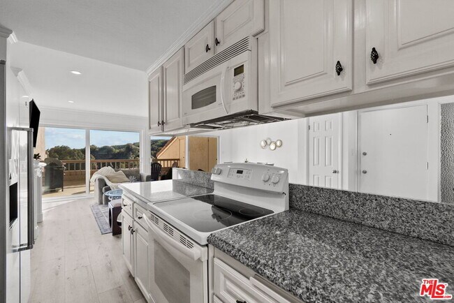 Building Photo - 23924 De Ville Way