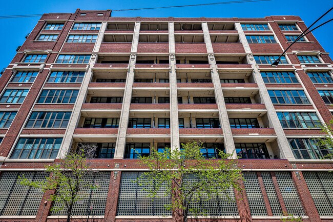 Building Photo - 320 E 21st St
