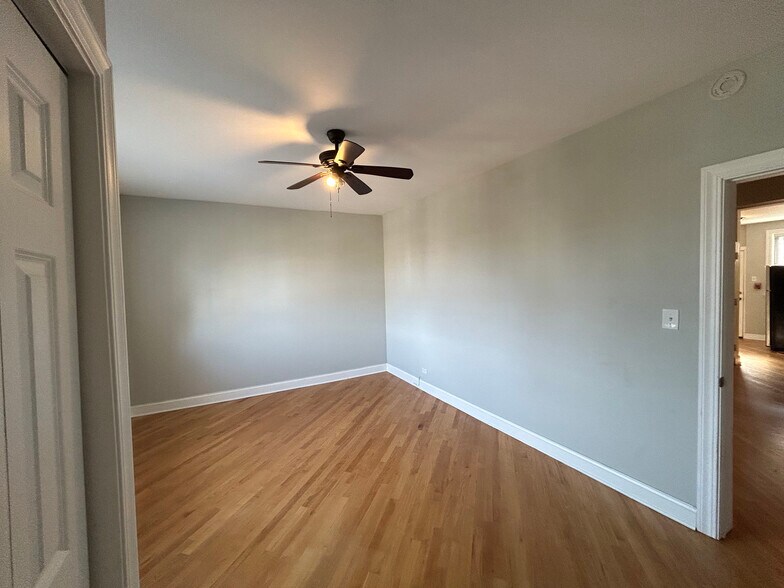 Building Photo - 894 Green Bay Rd