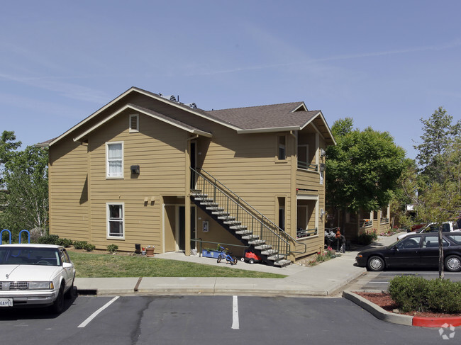 Building Photo - Auburn Court Apartments