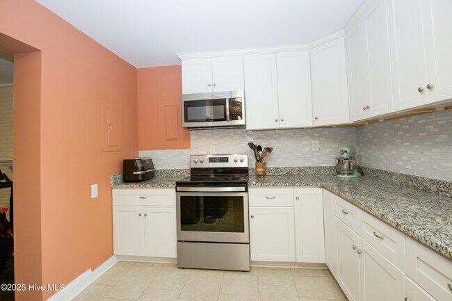 Building Photo - 215 S Pinehurst St