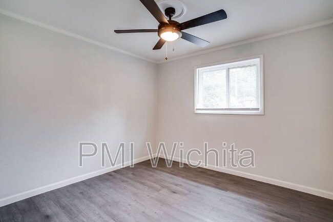 Building Photo - 420 W Mahoney Dr