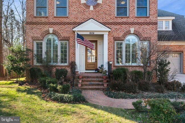 Building Photo - 1604 Colonial Ln