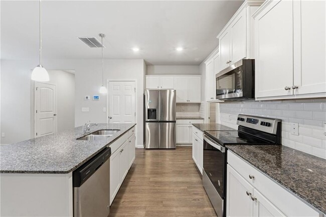 Building Photo - 6615 Bluffview Dr