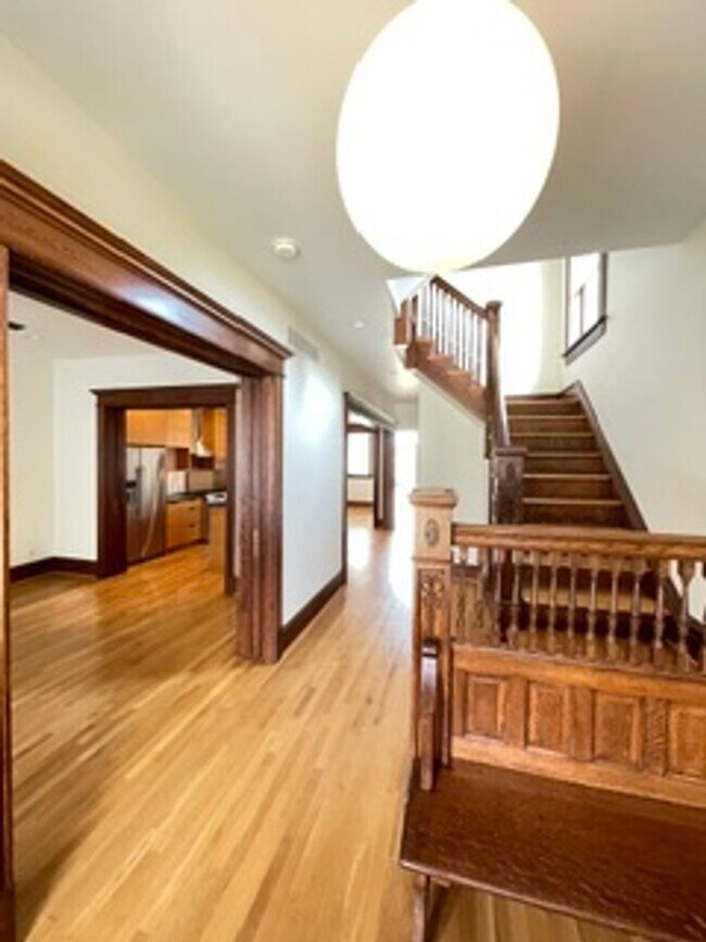 Building Photo - Large tri-level home in excellent condition.  4+ bedrooms, 3.5 bathrooms.