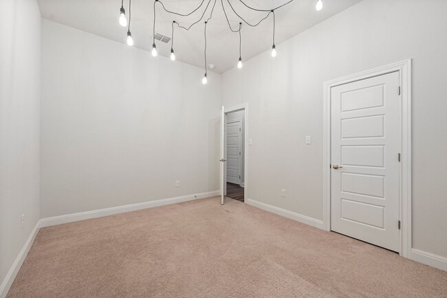 Building Photo - Beautiful 3 bedroom, 2.5 bathroom home in Summerrow Condos!!!