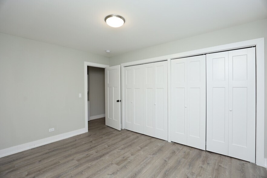 Building Photo - 533 W Surf St