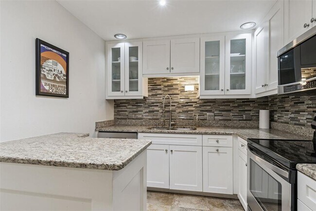 Building Photo - 1 Beach Dr SE