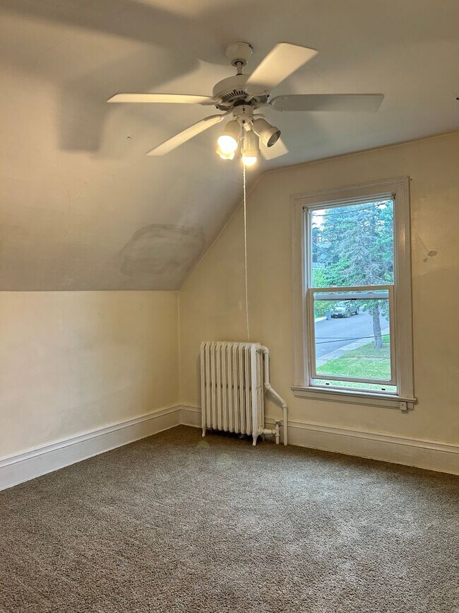 Building Photo - AVAILABLE NOW! 4 Bedroom Near Chester Cree...