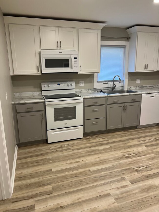 Building Photo - Newly remodeled 3 bedroom, 1 bathroom, 1 c...