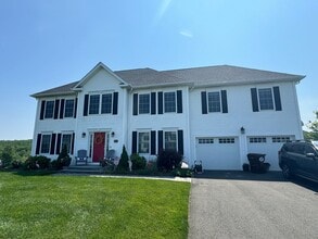 Building Photo - Beautiful 4 Bedroom Colonial