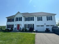 Building Photo - Beautiful 4 Bedroom Colonial