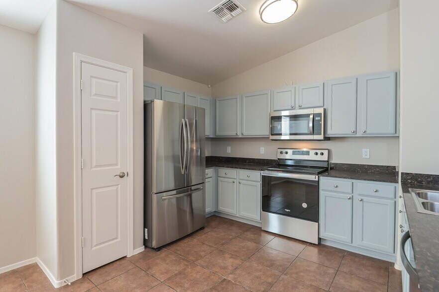 Building Photo - 7103 S Providence Dr