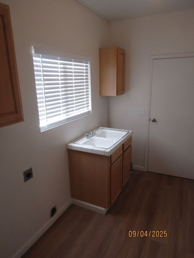 Building Photo - Newly remodeled single story home walking ...