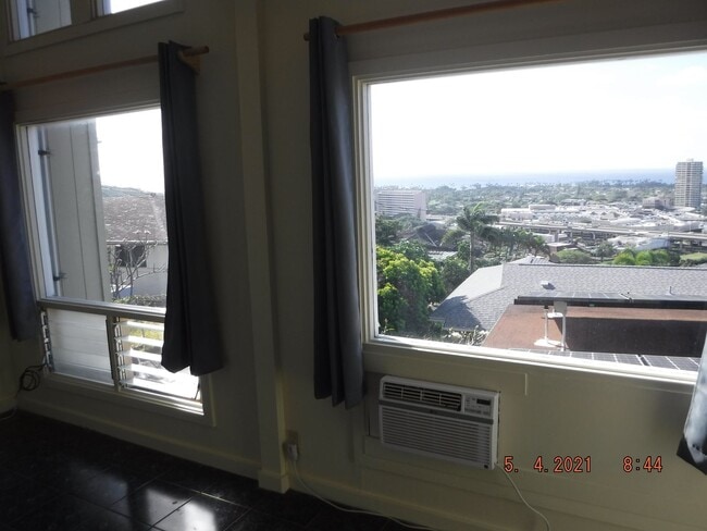 Building Photo - Kahala Hts Cottage 2 / 1 / garage