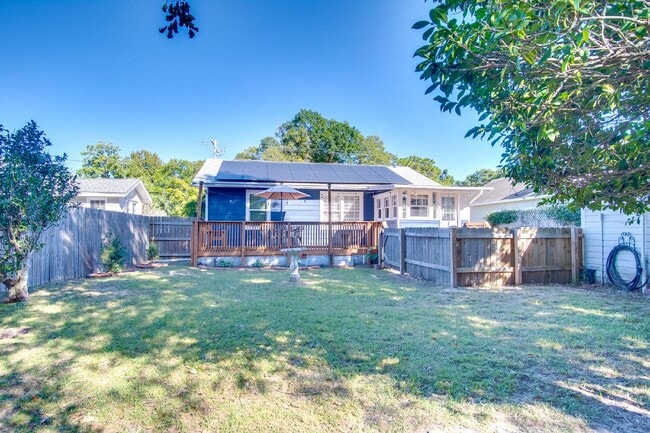 Building Photo - Coming Available 2/6 – 3-Bedroom, 1-Bathroom Cottage in East Hill with Solar Power & Wraparound D...