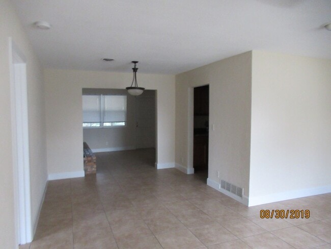 Building Photo - 4 Bedroom 2 Bath in South Daytona
