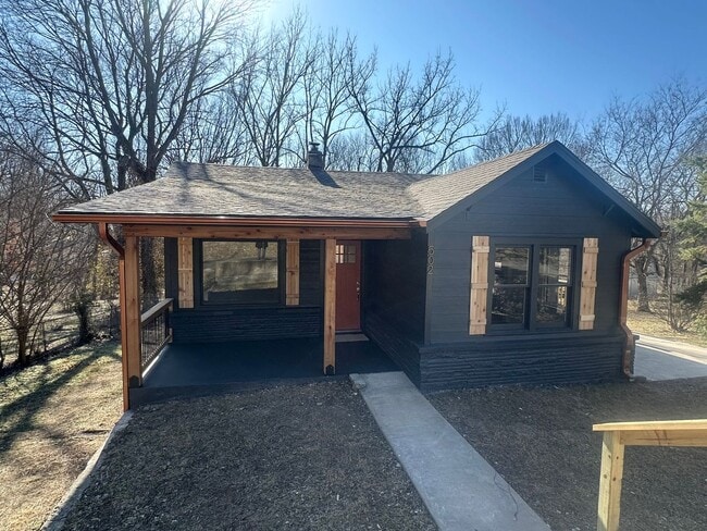 Building Photo - Move-In Ready 2-Bedroom Home Fully Updated With Spacious Yard