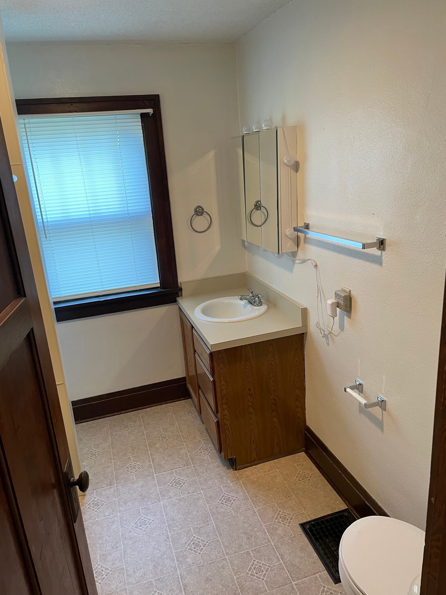 Upstairs Bath - 506 S 4th St