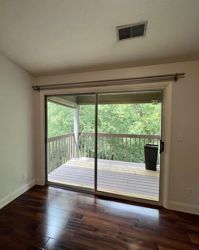 Building Photo - 8859 Eagleview Dr