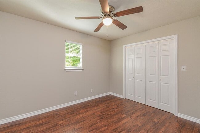 Building Photo - 507 Sioux River Rd