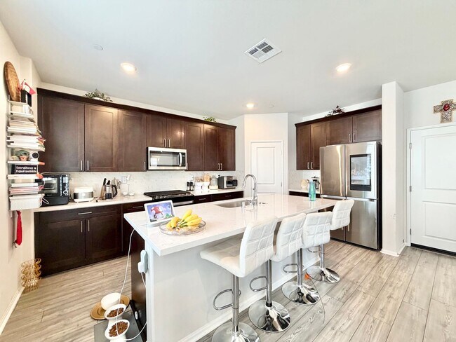 Building Photo - Modern 5 Bedroom 3 Bathroom Home in Tierra Del Sol with INCLUDED Solar & Low-Maintenance Living