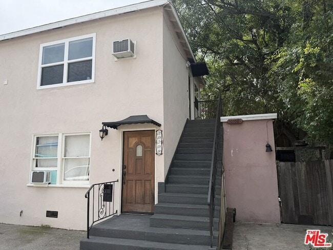 Building Photo - 10708 1/2 Moorpark Street Unit