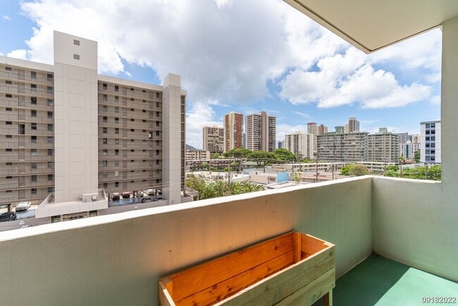 Building Photo - Upgraded 2BR 1BA 1PARKING near Waikiki & UH Manoa! Dishwasher & Washer/Dryer In Unit!