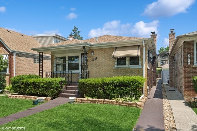 Building Photo - 5821 N California Ave