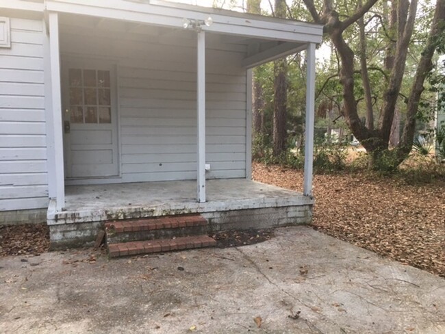 Building Photo - 2 bedroom 1 bath close to VSU and downtown