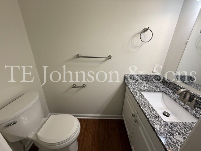 Building Photo - Modern 2-Bedroom with Granite Finishes & F...