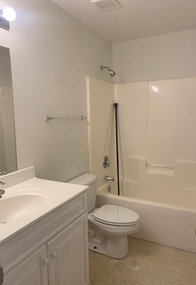 Building Photo - 3 Bedroom 2 Bath House on Victory Gardens Available Now