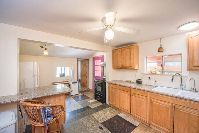 Building Photo - 2599 Huntington Dr