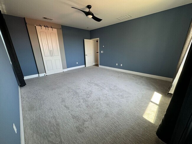Building Photo - Stunning 4/3 in Roseville! 2 Car Garage!