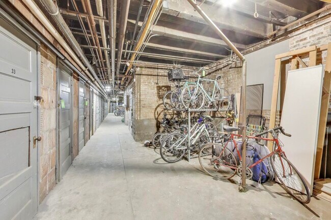 Building Photo - 636 W Waveland Ave