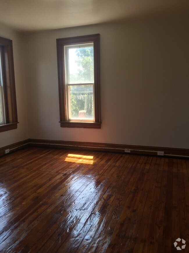 Building Photo - Top Floor 1 Bedroom with Parking Downtown ...