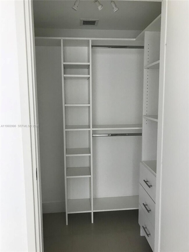 Building Photo - 1300 Brickell Bay Dr