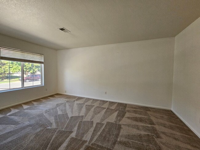 Building Photo - Massive and Expansive 5 Bedroom Green Vall...