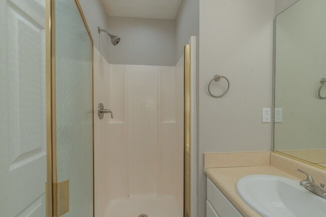 Building Photo - $1,395 - 3 bed/2 bath house for rent, fully renovated!