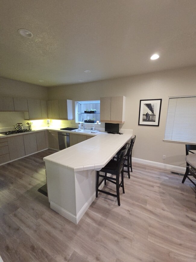 Building Photo - 10 Gregory Pl