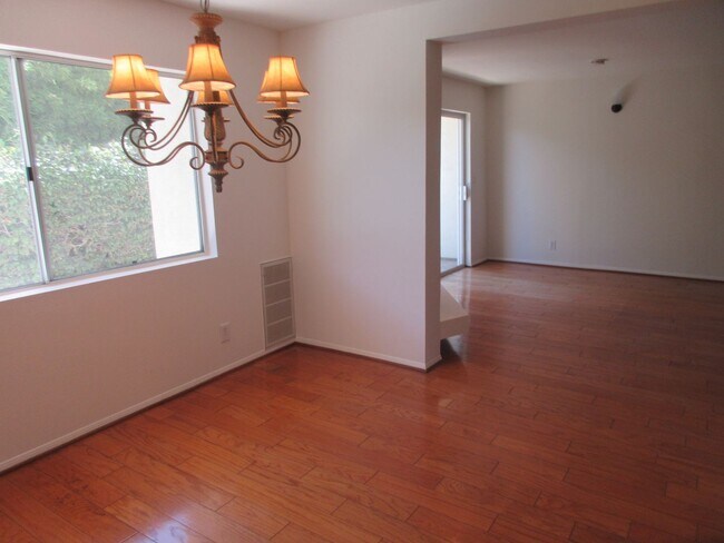 Building Photo - Beautiful Condo in the heart of Studio City