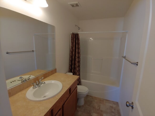 Building Photo - Modern Home with Large Fenced Yard