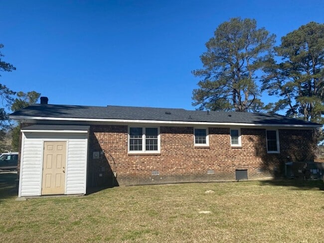 Building Photo - 3 bed 2 bath Brick Ranch