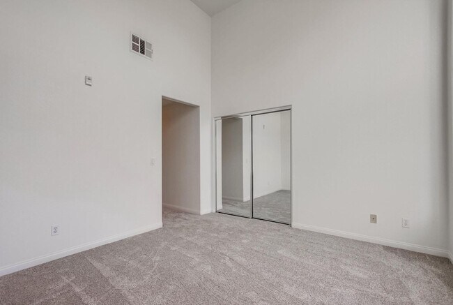 Building Photo - Available Now! Tri-Level 3 Bedroom 3.5 Bath Townhome!!