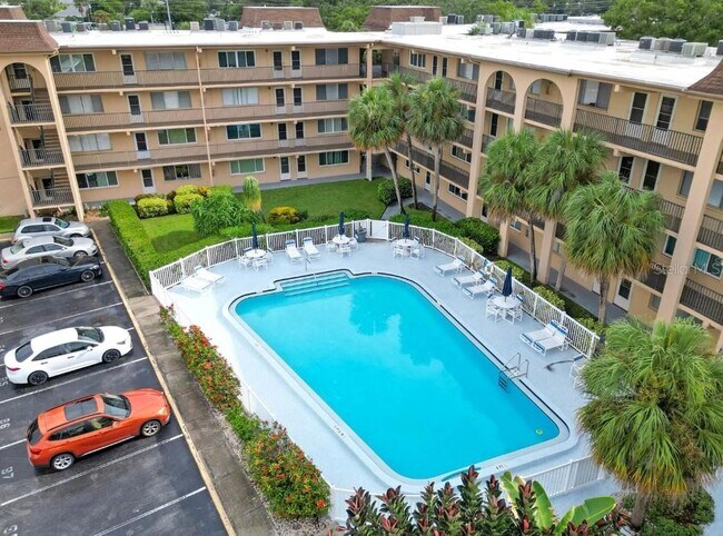 Building Photo - 2525 W Bay Dr