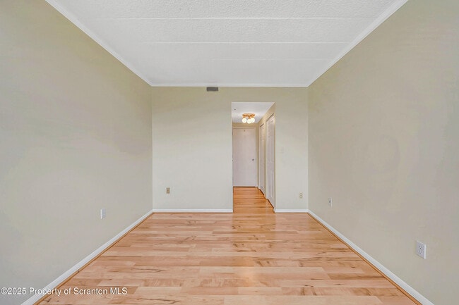 Building Photo - 550 Clay Ave