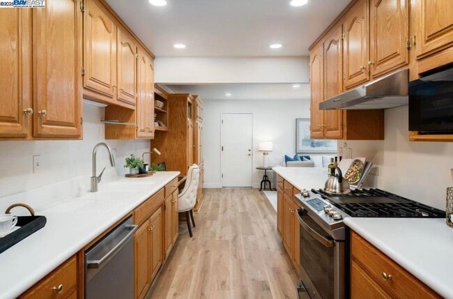 Building Photo - 725 Old Creek Rd