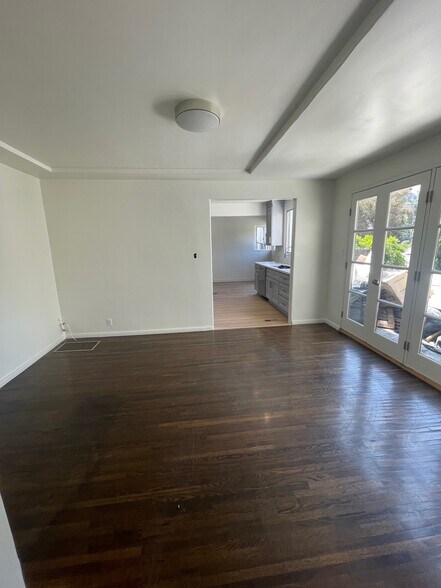 Building Photo - 3043 Hollycrest Dr